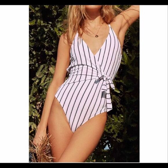 (M) Cupshe One Piece Swimsuit w/side Tie - Picture 1 of 8